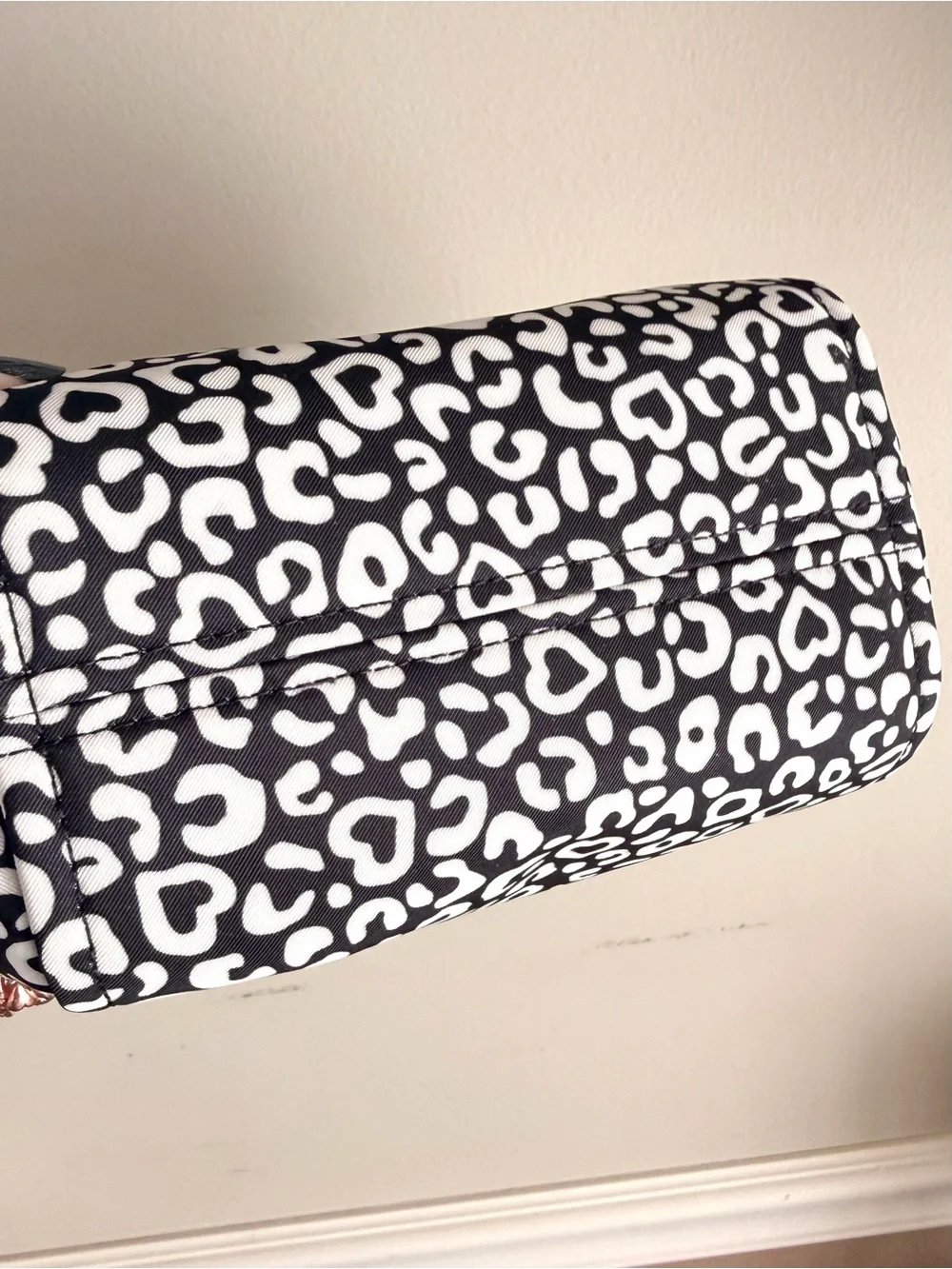 kate spade Chelsea Black & White Leopard hidden heart Print Cosmetic Pouch NWOT